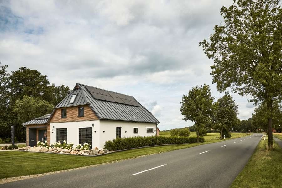 Ansprechende Mix aus Holz und Stahlprofilen, Im Ziek 1, 27374 Visselhövede